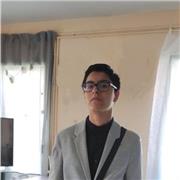 Joven estudiante con el bachillerato para poder explicar conocimientos básicos